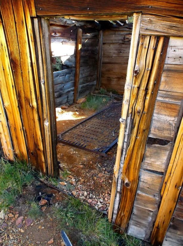 Old abandoned buildings...such a temptation to arsonists.